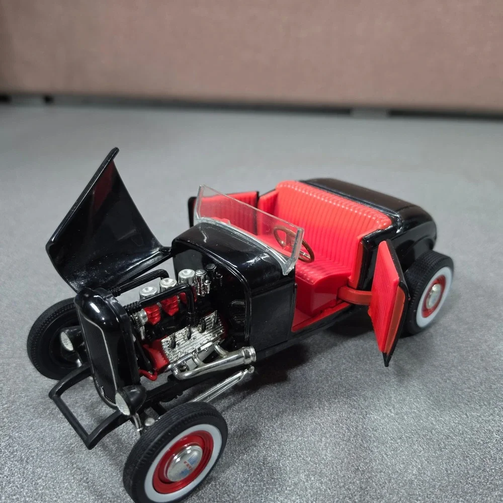 ERTL Ford 1932 Deuce Roadster Hot Rod 1/18 Black Excellent Custom V8 Diecast
